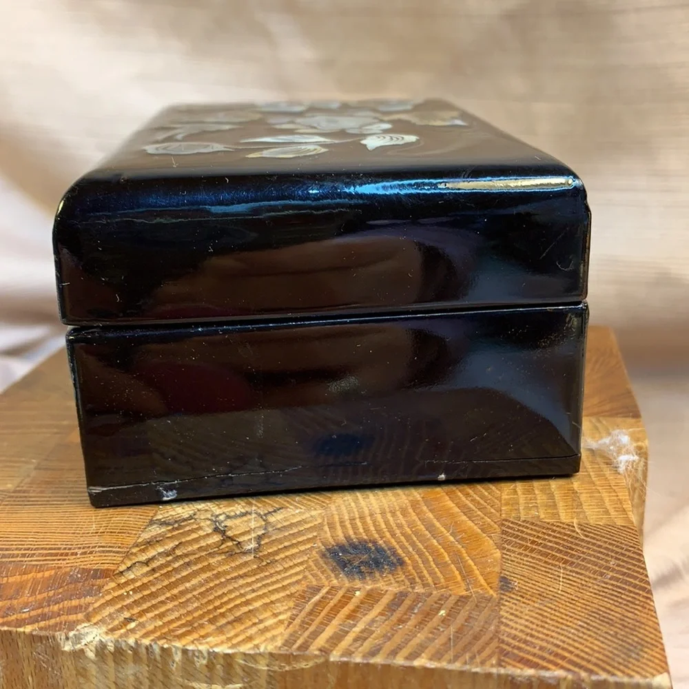 Mother of Pearl lacquered box vintage, antique